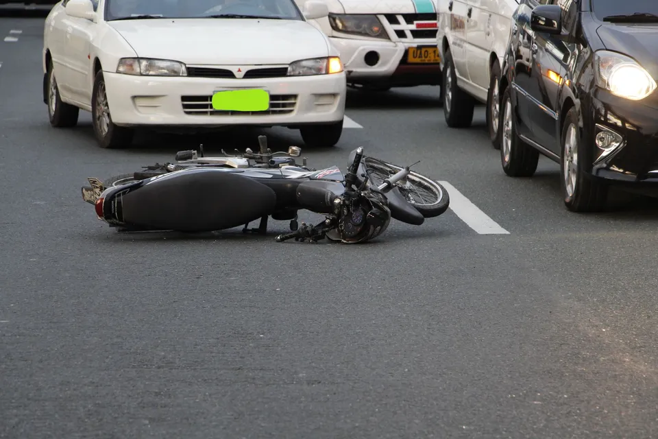 A traffic accident scene on a Barcelona street, illustrating the new process for requesting a forensic injury report.