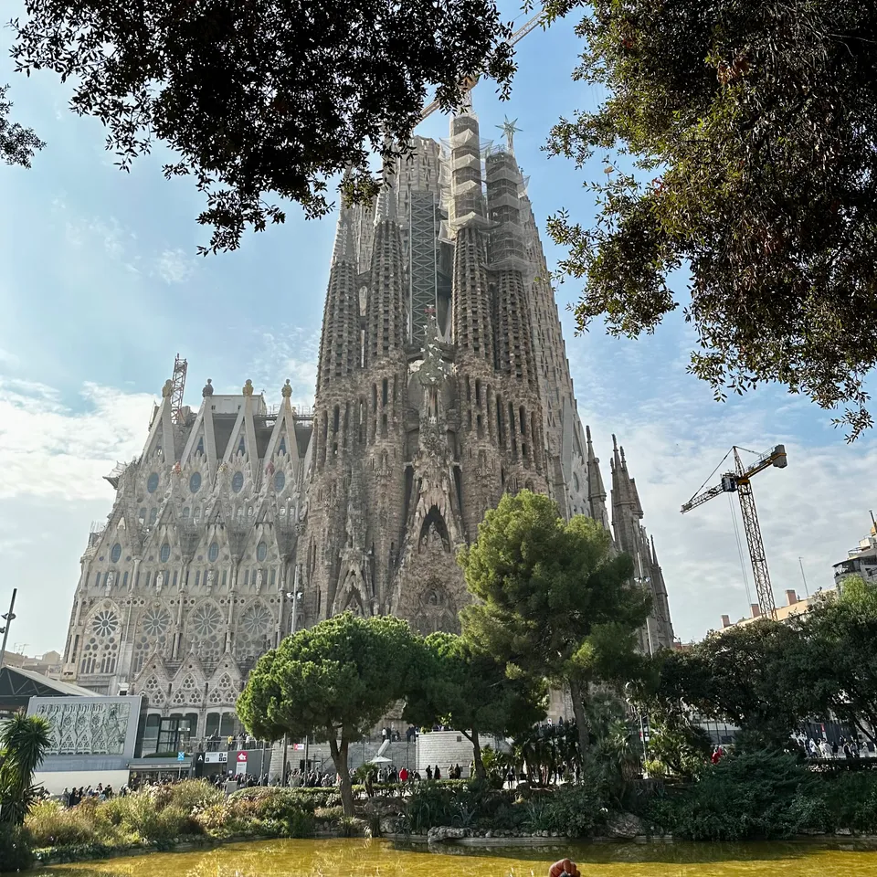 Sagrada Família removes independence flags on Diada