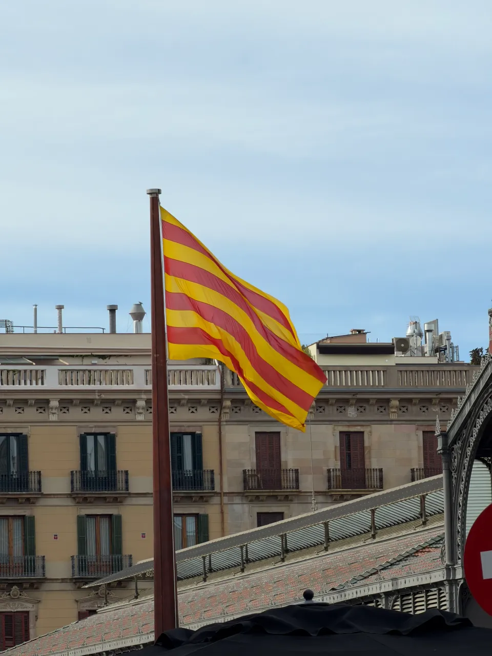Senyera Raised at Parliament to Open Diada Events