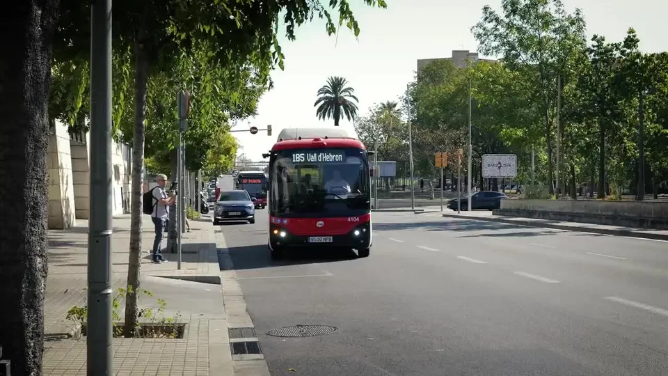 TMB puts first electric neighbourhood bus on route 185