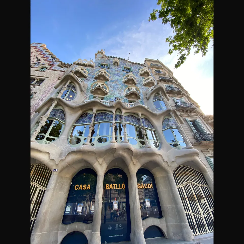 Barcelona Fines Casa Batlló Over Tourist Queues