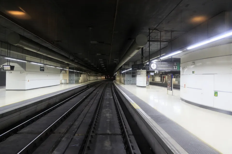 A view of the railway tunnels leading into Barcelona Sants station, showing overhead electrical systems and tracks.