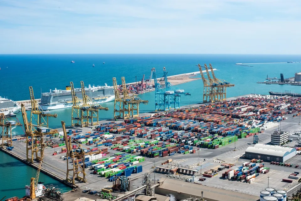 Port of Barcelona Cuts €16 from Workers' Pay