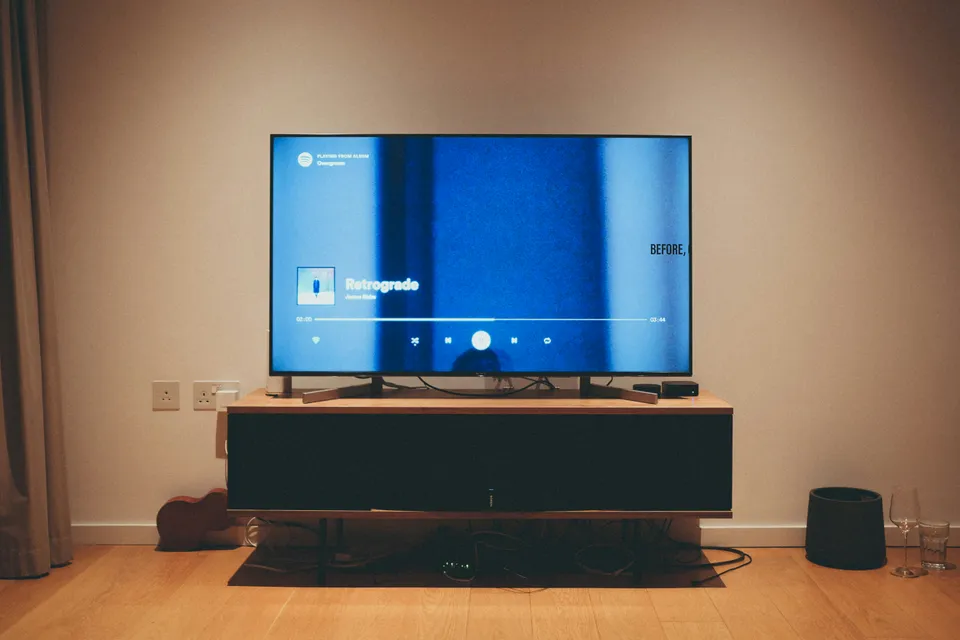A living room in Barcelona with a modern 4K TV displaying the TV3 logo in ultra-high definition, ahead of the nationwide DTT upgrade on 5 November 2026.